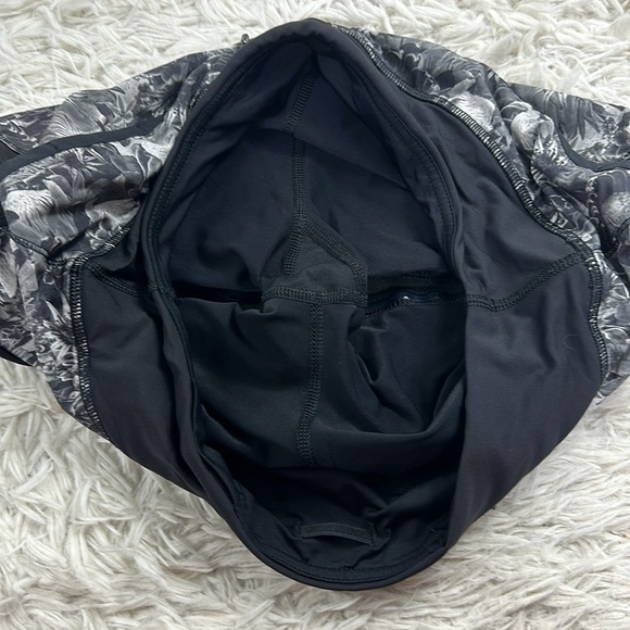 Lululemon Hotty Hot Skirt *4-way Stretch Flowabunga Black Angel Wing / Black - Picture 5 of 9